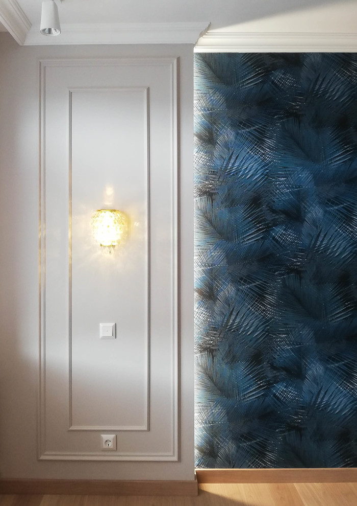 На фото: хозяйская спальня среднего размера в стиле неоклассика (современная классика) с синими стенами, бежевым полом и светлым паркетным полом без камина