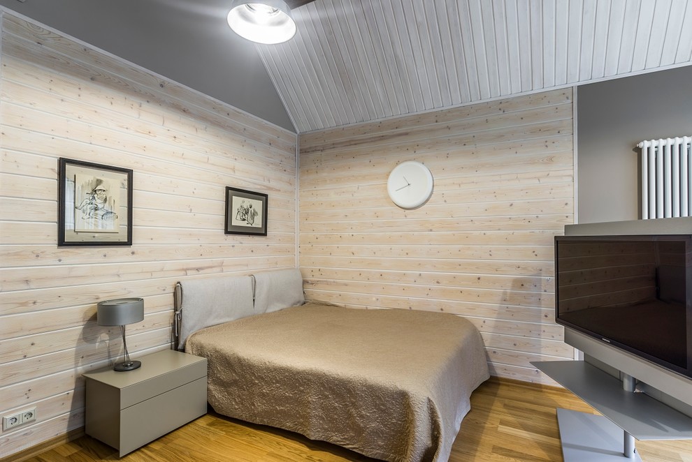 Стильный дизайн: хозяйская спальня среднего размера в скандинавском стиле с разноцветными стенами и паркетным полом среднего тона - последний тренд