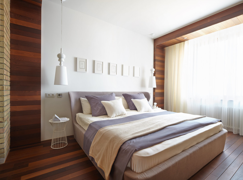 Идея дизайна: хозяйская спальня в современном стиле с разноцветными стенами, темным паркетным полом, коричневым полом и кроватью в нише