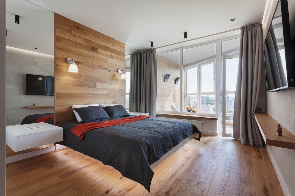 Immagine di una camera matrimoniale design di medie dimensioni con pavimento in legno massello medio, pavimento marrone e pareti grigie