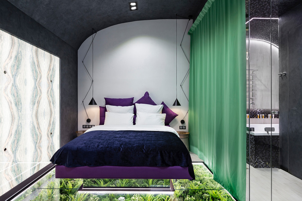 На фото: хозяйская спальня среднего размера в стиле фьюжн с серыми стенами и зеленым полом