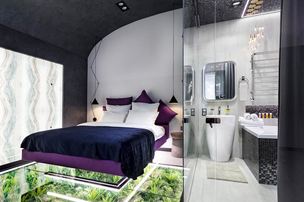 Mittelgroßes Eklektisches Hauptschlafzimmer mit grauer Wandfarbe und grünem Boden in Sankt Petersburg