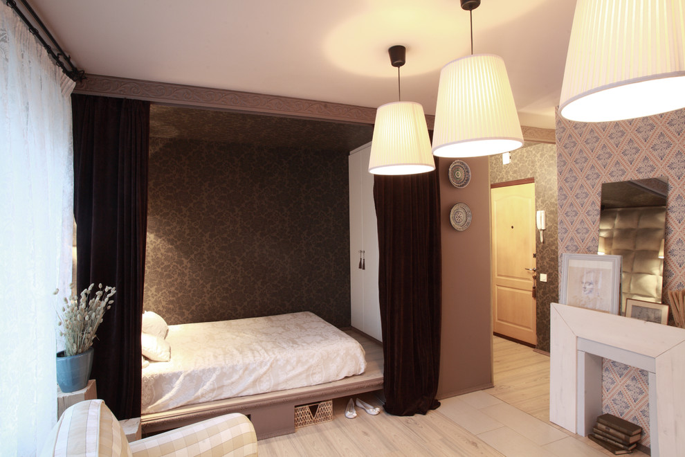 Idee per una piccola camera da letto stile loft scandinava con pareti marroni, pavimento in laminato, cornice del camino in legno e pavimento beige