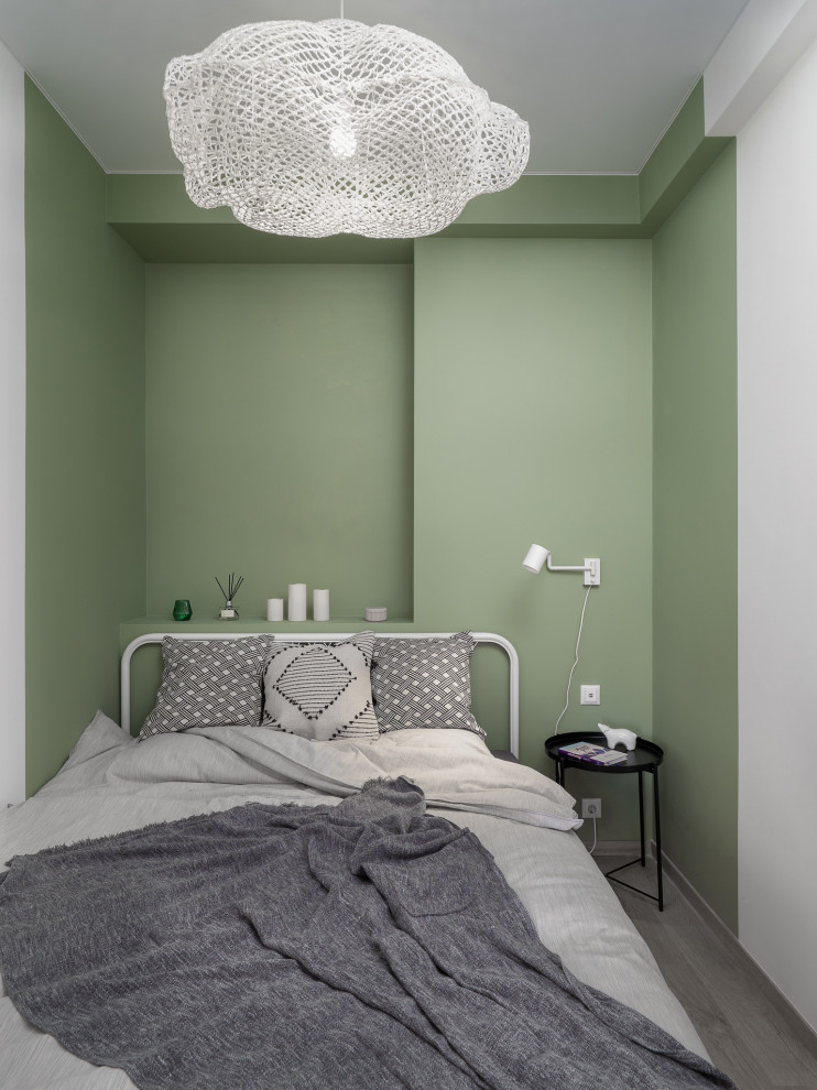Пример оригинального дизайна: спальня в скандинавском стиле с зелеными стенами