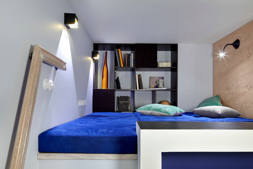 Источник вдохновения для домашнего уюта: спальня на антресоли в современном стиле с белыми стенами