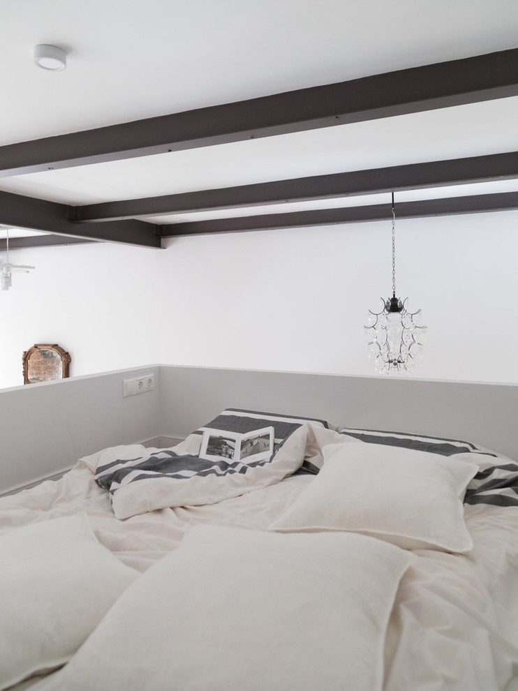 Идея дизайна: маленькая спальня на антресоли в стиле лофт с белыми стенами для на участке и в саду