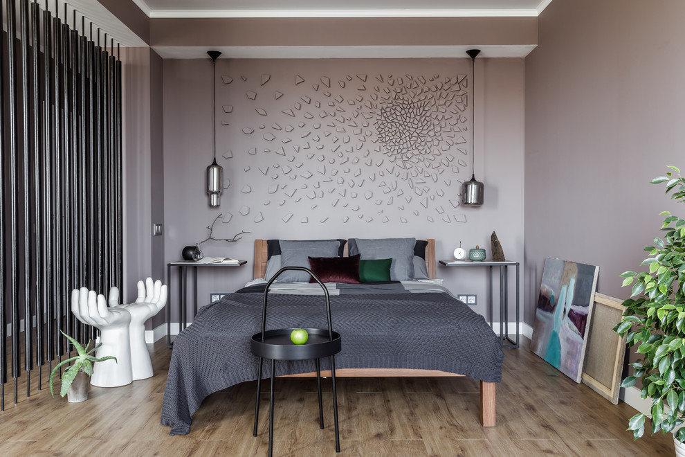Свежая идея для дизайна: хозяйская спальня в современном стиле с серыми стенами и коричневым полом - отличное фото интерьера