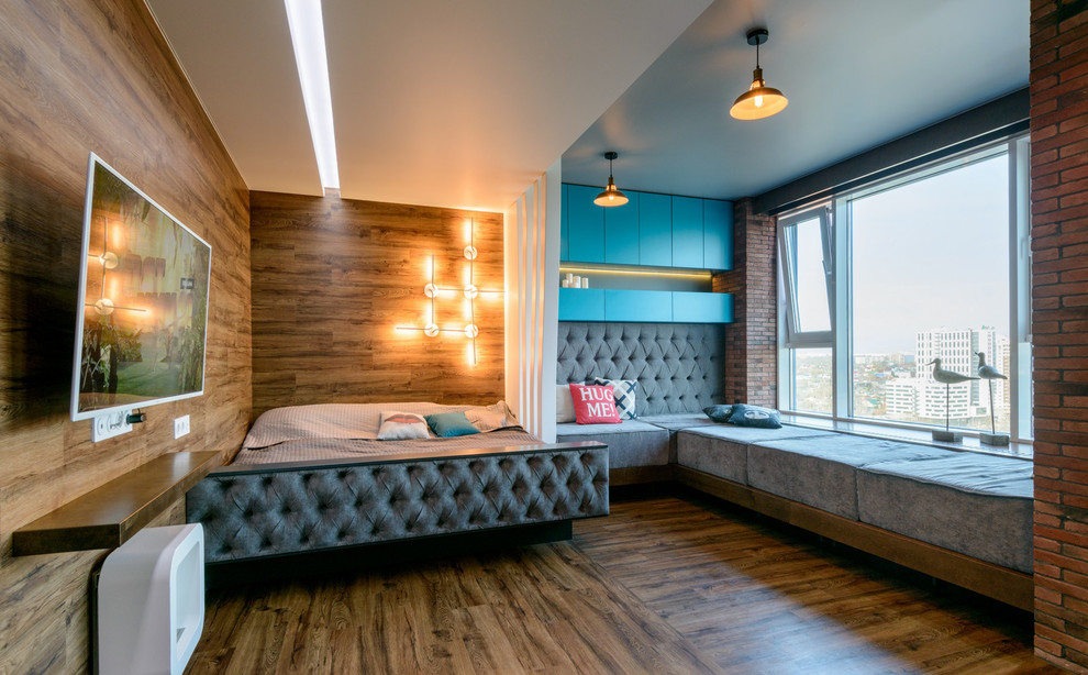 Foto di una camera da letto contemporanea con pareti marroni, pavimento in laminato e pavimento marrone