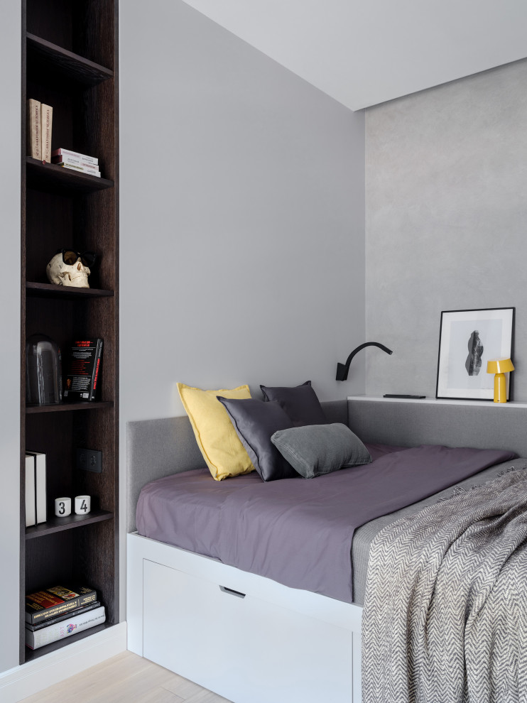 Imagen de dormitorio contemporáneo con paredes grises, suelo de madera clara y suelo beige