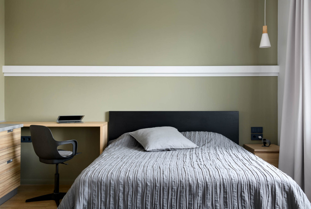 Modelo de habitación de invitados actual pequeña con paredes verdes, suelo vinílico y suelo beige