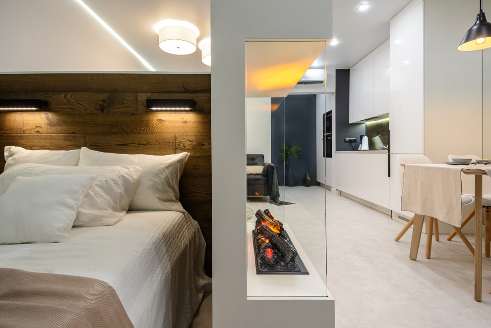 Kleines Modernes Hauptschlafzimmer mit weißer Wandfarbe, gebeiztem Holzboden, Gaskamin, Kaminumrandung aus Metall und weißem Boden in Novosibirsk