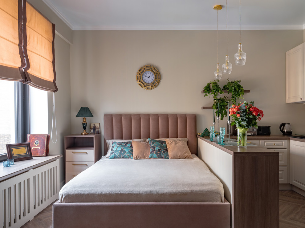 Diseño de dormitorio tradicional renovado pequeño con suelo laminado, paredes beige y suelo marrón