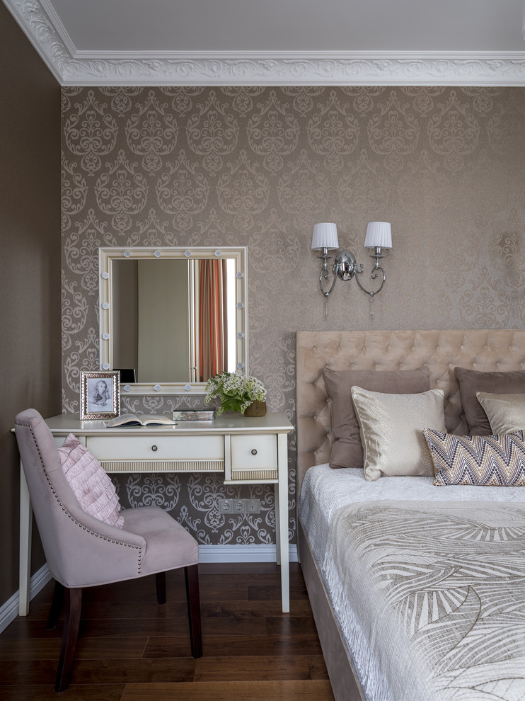 Ispirazione per una camera da letto classica con pavimento in legno massello medio, pavimento marrone e pareti beige