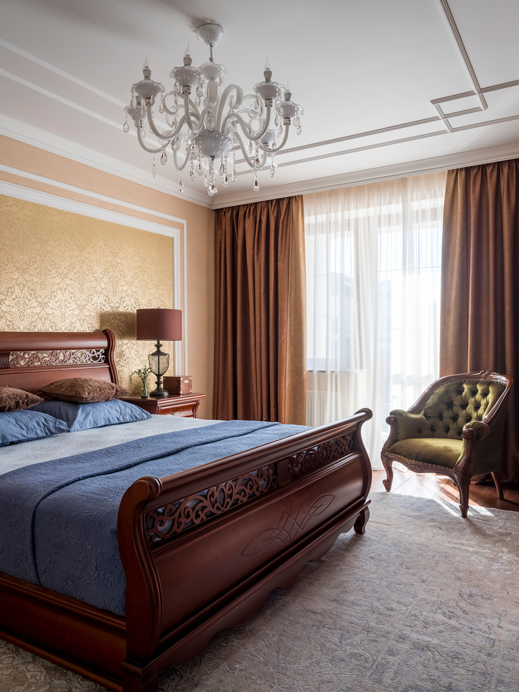 モスクワにあるトラディショナルスタイルのおしゃれな主寝室 (オレンジの壁、無垢フローリング、照明)
