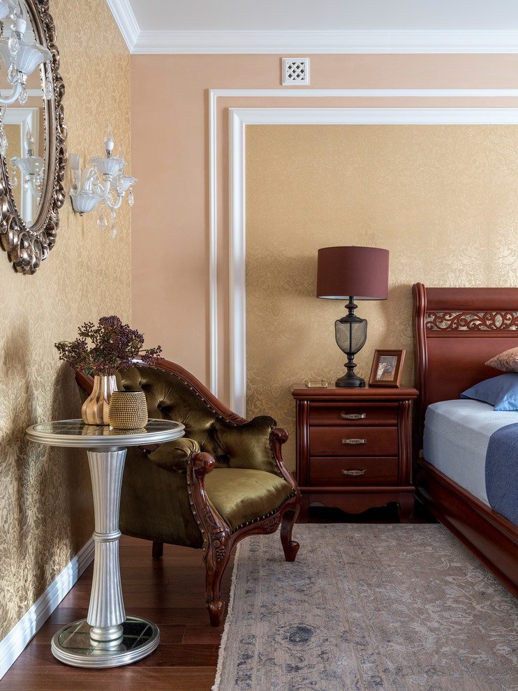 На фото: хозяйская спальня в классическом стиле с паркетным полом среднего тона