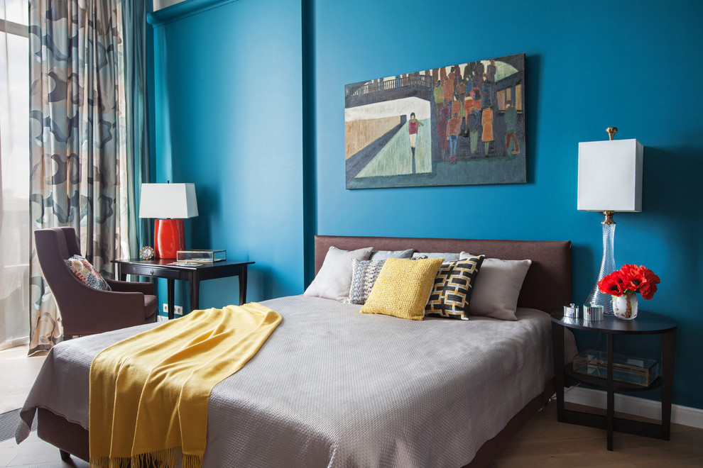Стильный дизайн: спальня в современном стиле с синими стенами, паркетным полом среднего тона и коричневым полом - последний тренд