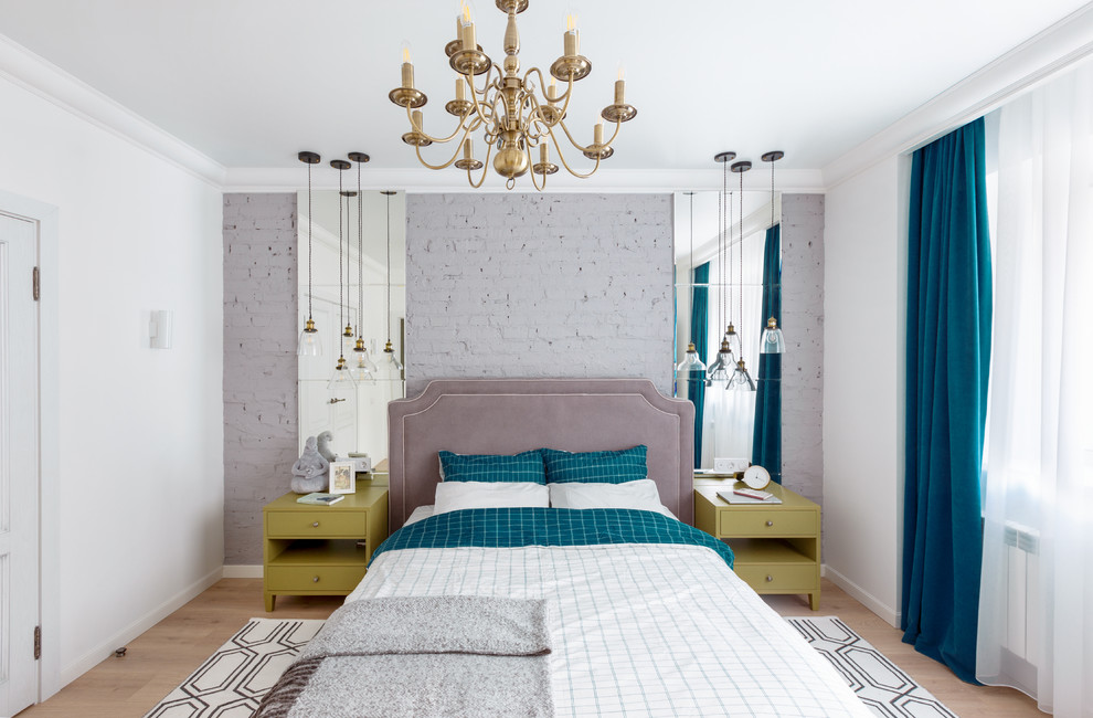 Свежая идея для дизайна: хозяйская спальня среднего размера в стиле лофт с белыми стенами, полом из ламината и бежевым полом - отличное фото интерьера