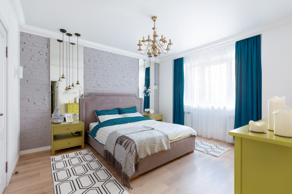 Идея дизайна: хозяйская спальня среднего размера в современном стиле с белыми стенами, полом из ламината, бежевым полом и синими шторами
