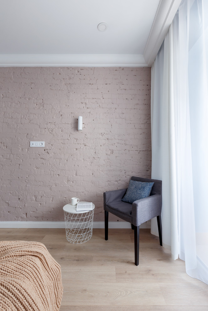 Aménagement d'une chambre d'amis éclectique de taille moyenne avec un mur multicolore, sol en stratifié et un sol beige.