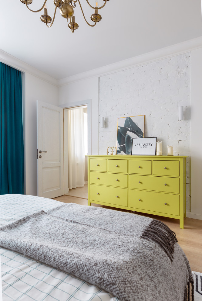 Стильный дизайн: хозяйская спальня среднего размера в стиле фьюжн с белыми стенами, полом из ламината и бежевым полом - последний тренд