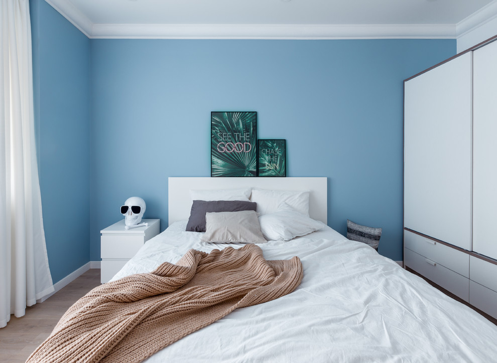 Diseño de habitación de invitados actual de tamaño medio con paredes multicolor, suelo laminado y suelo beige