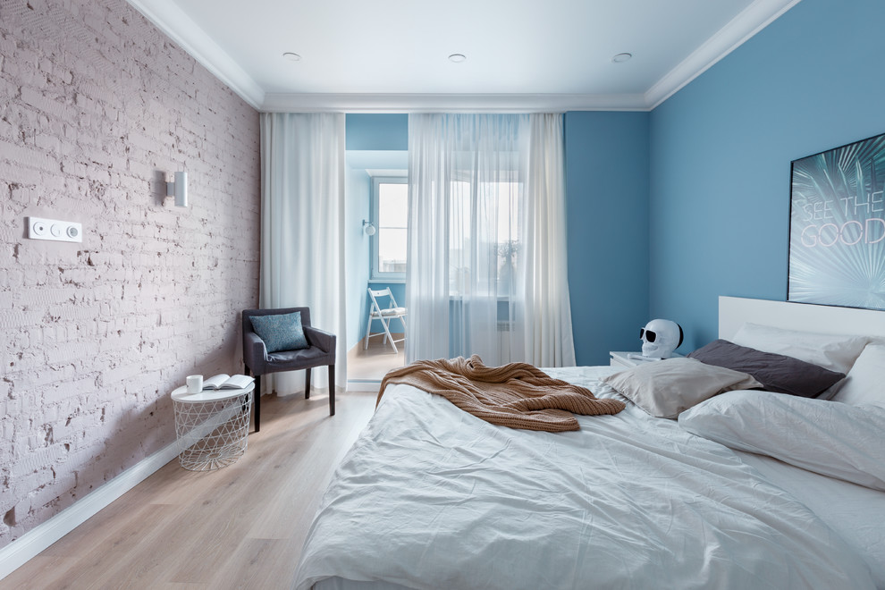 Cette photo montre une chambre d'amis tendance de taille moyenne avec un sol beige, un mur bleu et sol en stratifié.
