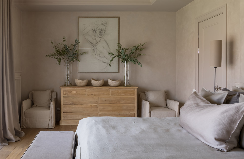Идея дизайна: спальня: освещение в средиземноморском стиле с бежевыми стенами, светлым паркетным полом и коричневым полом