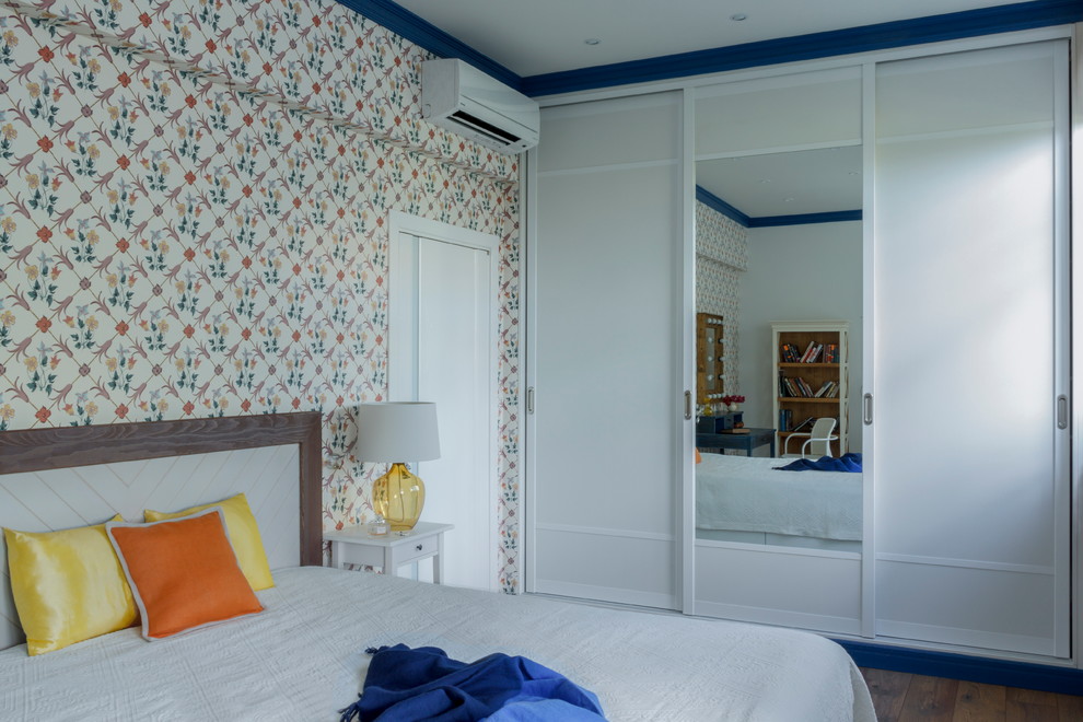 Esempio di una camera matrimoniale eclettica di medie dimensioni con pareti bianche e pavimento in legno massello medio