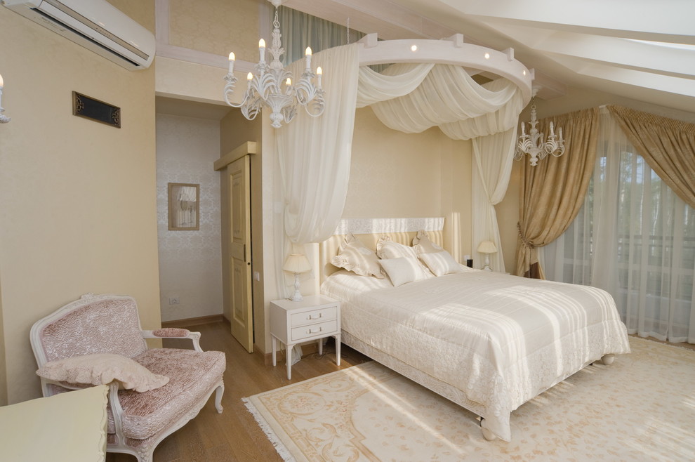 На фото: спальня среднего размера в классическом стиле с бежевыми стенами и паркетным полом среднего тона с