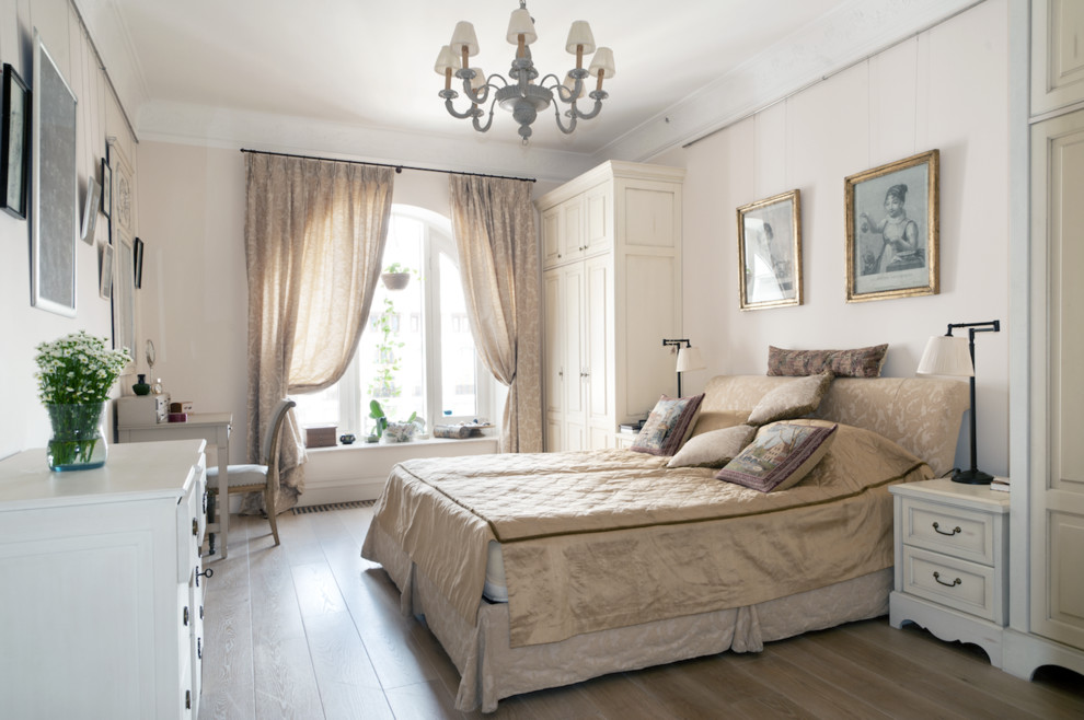 Идея дизайна: спальня в светлых тонах в классическом стиле