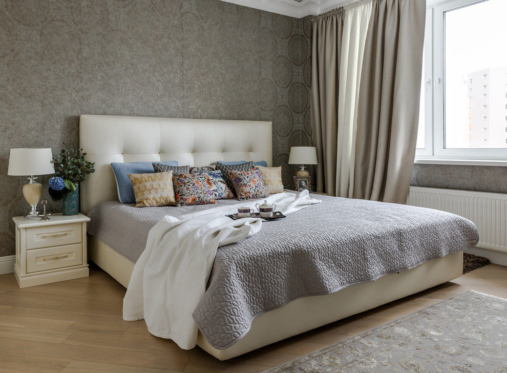 На фото: большая хозяйская спальня в стиле неоклассика (современная классика) с кроватью в нише с
