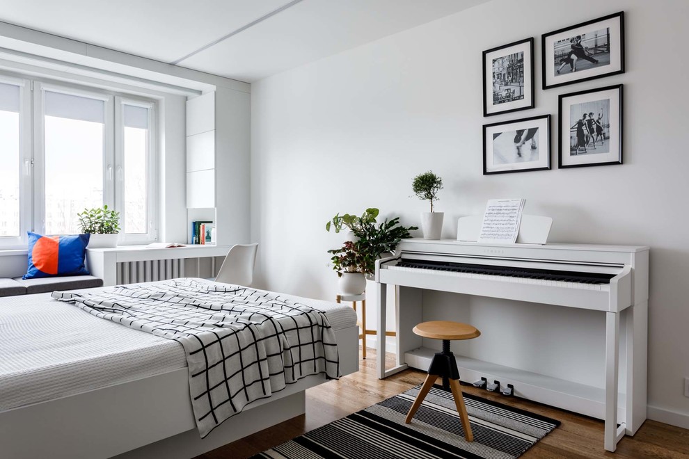 Свежая идея для дизайна: маленькая хозяйская спальня в скандинавском стиле с белыми стенами и паркетным полом среднего тона для на участке и в саду - отличное фото интерьера