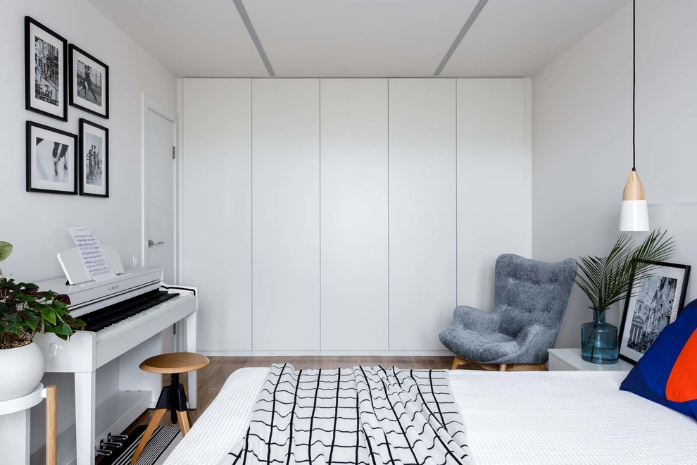 Свежая идея для дизайна: маленькая хозяйская спальня в светлых тонах в скандинавском стиле с белыми стенами и паркетным полом среднего тона для на участке и в саду - отличное фото интерьера