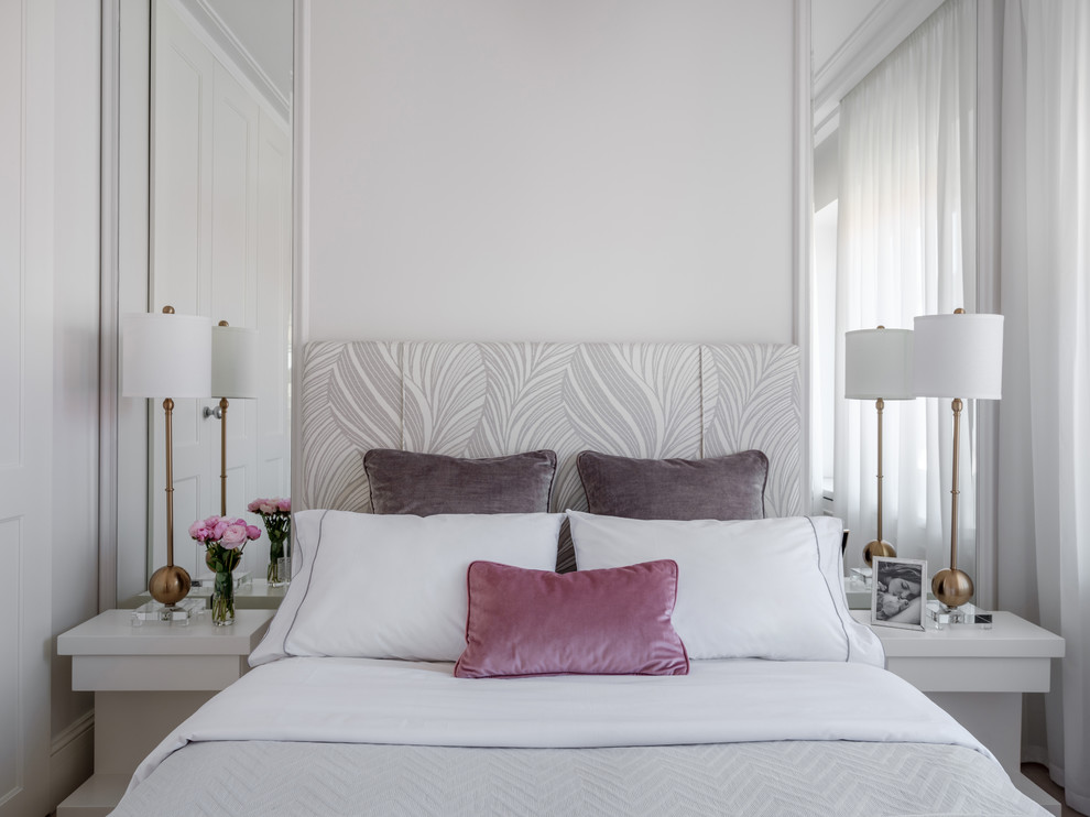 Стильный дизайн: хозяйская спальня в светлых тонах в современном стиле с белыми стенами - последний тренд