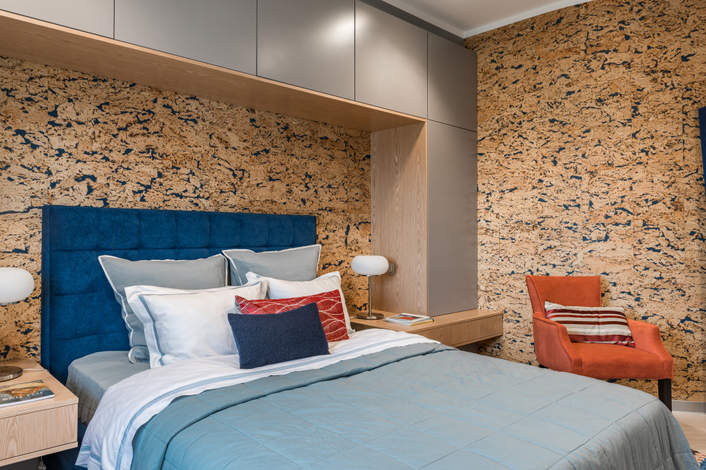 Идея дизайна: хозяйская спальня среднего размера в современном стиле с серыми стенами, светлым паркетным полом и бежевым полом