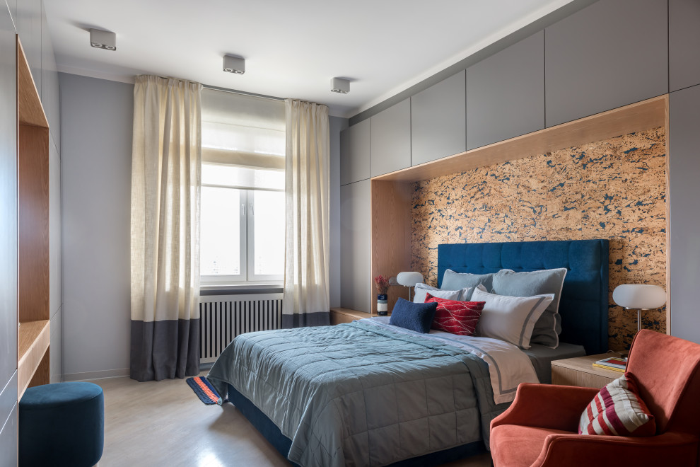 Ejemplo de dormitorio principal contemporáneo de tamaño medio con paredes grises, suelo de madera clara y suelo beige