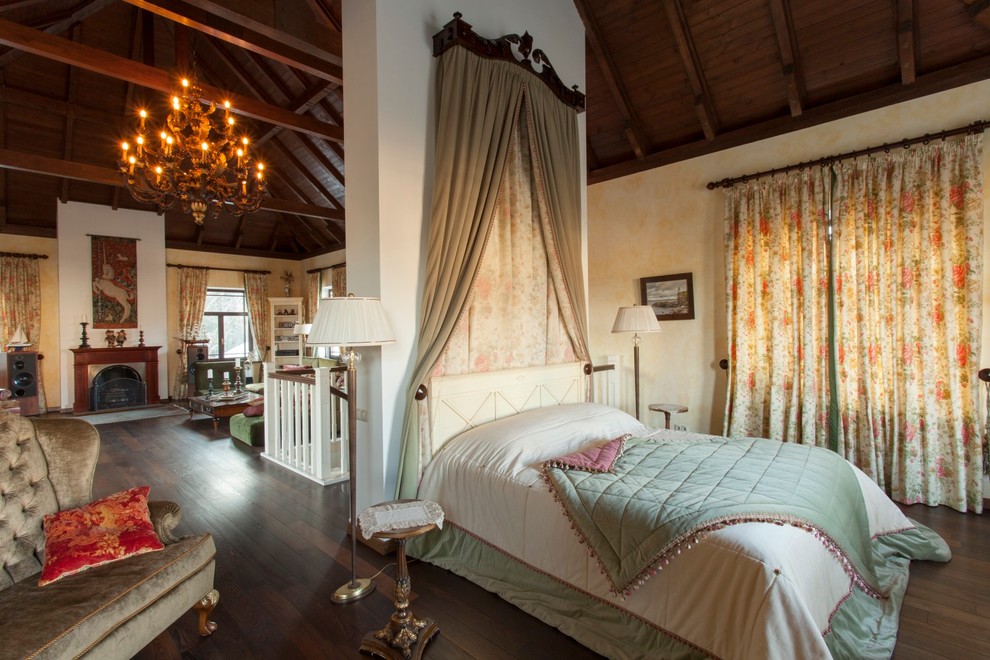 Imagen de dormitorio principal tradicional con paredes beige y suelo de madera oscura