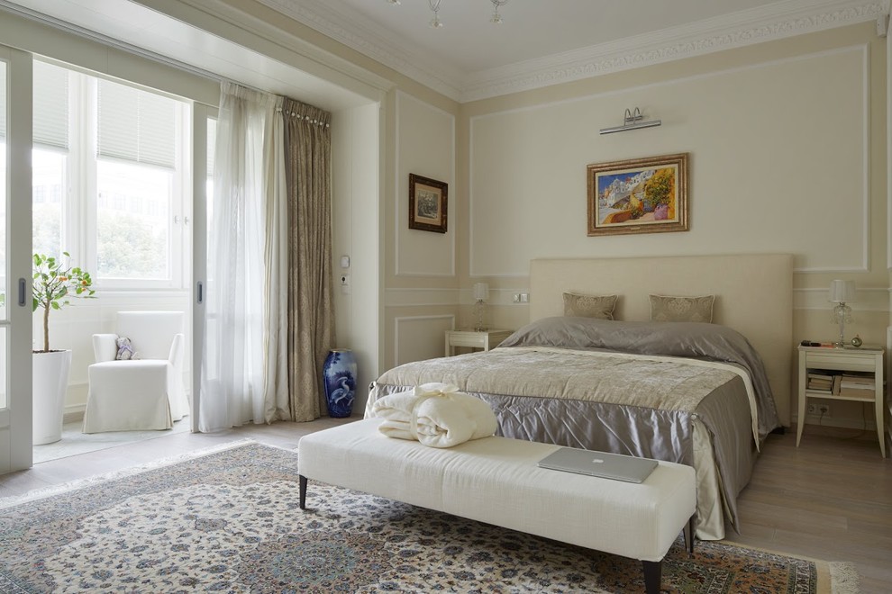 Foto di una camera matrimoniale chic con pareti beige e parquet chiaro