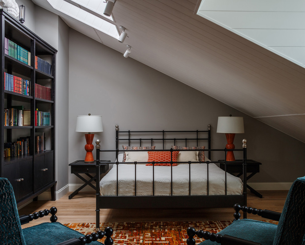 Стильный дизайн: спальня в современном стиле с серыми стенами и паркетным полом среднего тона - последний тренд