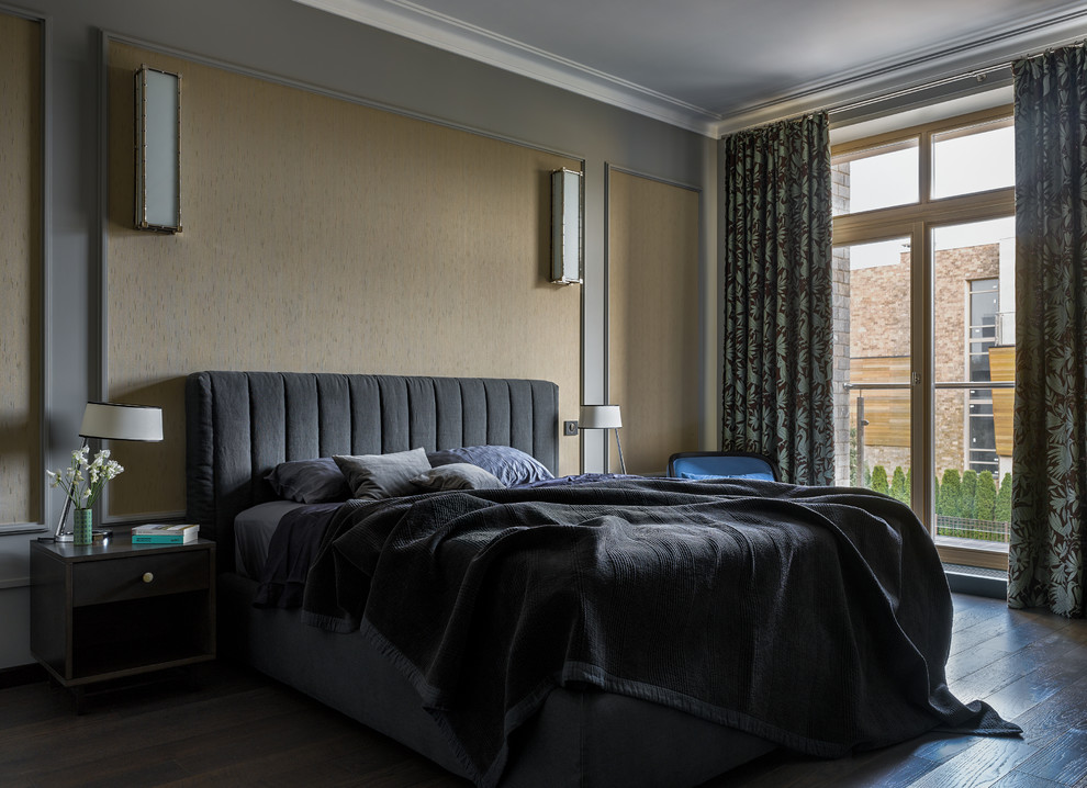 На фото: большая хозяйская спальня в современном стиле с темным паркетным полом и кроватью в нише