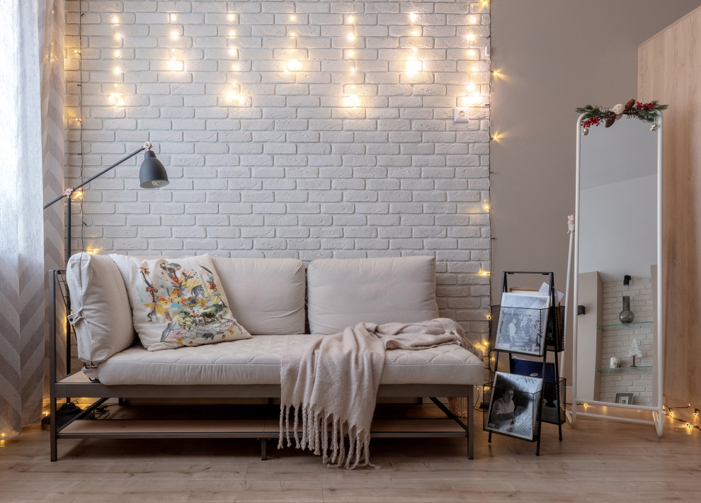 Mittelgroßes Modernes Schlafzimmer mit grauer Wandfarbe, braunem Boden und Ziegelwänden in Sonstige