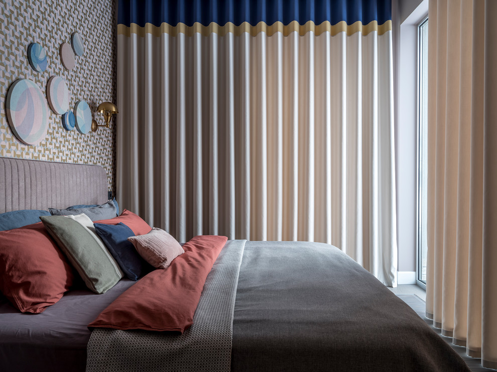 モスクワにある小さなおしゃれな主寝室 (ピンクの壁、磁器タイルの床、グレーの床)