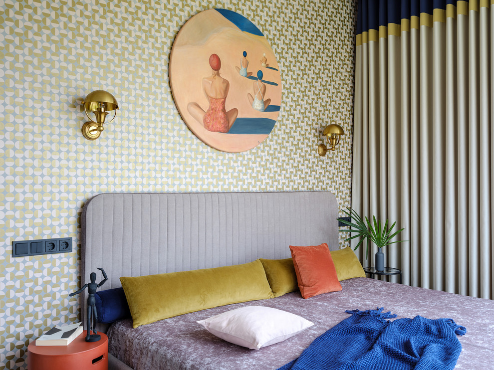 Esempio di una camera da letto costiera con pareti multicolore