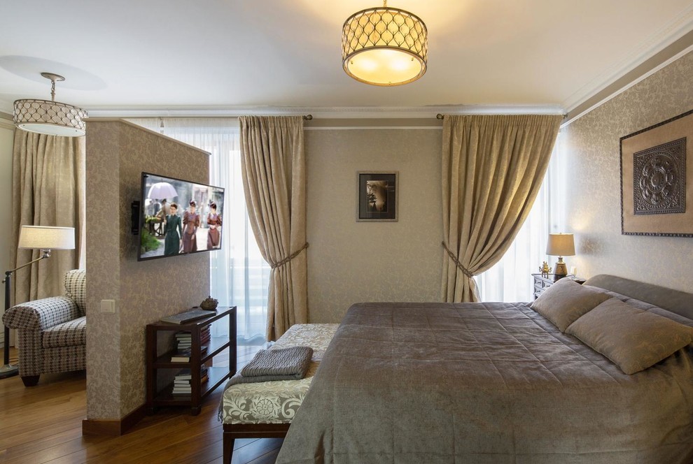 Стильный дизайн: хозяйская спальня в классическом стиле с серыми стенами, паркетным полом среднего тона и коричневым полом - последний тренд