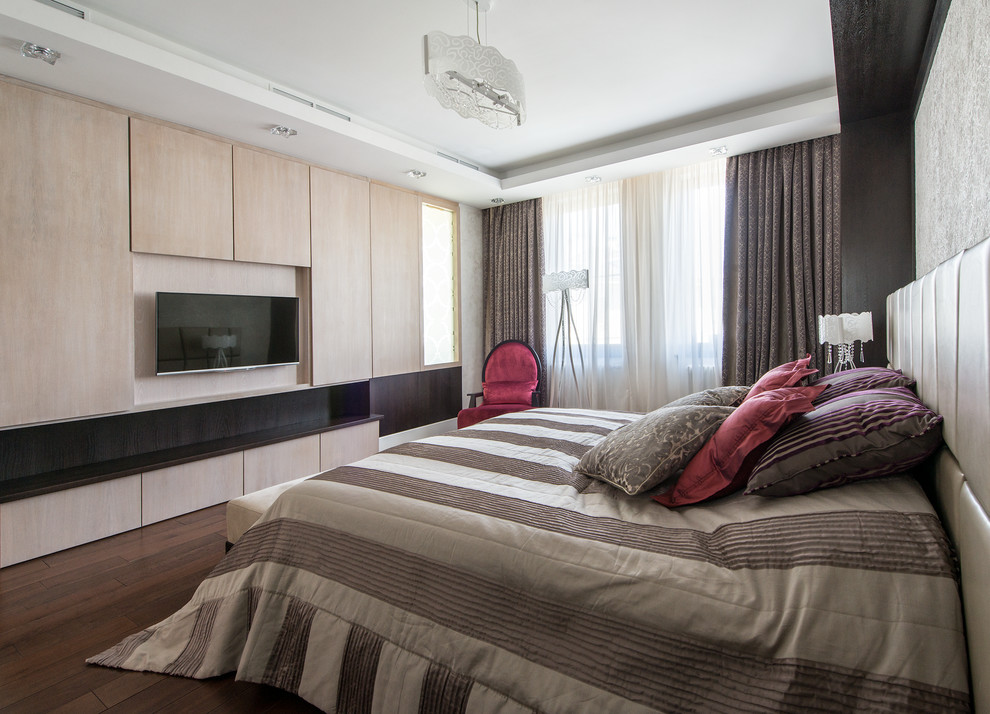 Mittelgroßes Modernes Hauptschlafzimmer mit grauer Wandfarbe, braunem Holzboden und braunem Boden in Moskau