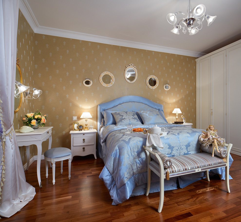 Ejemplo de dormitorio principal tradicional de tamaño medio sin chimenea con suelo de madera en tonos medios y paredes beige