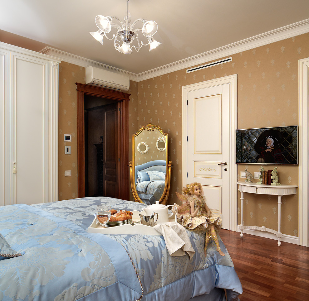 Foto de dormitorio principal tradicional de tamaño medio sin chimenea con paredes blancas y suelo de madera en tonos medios