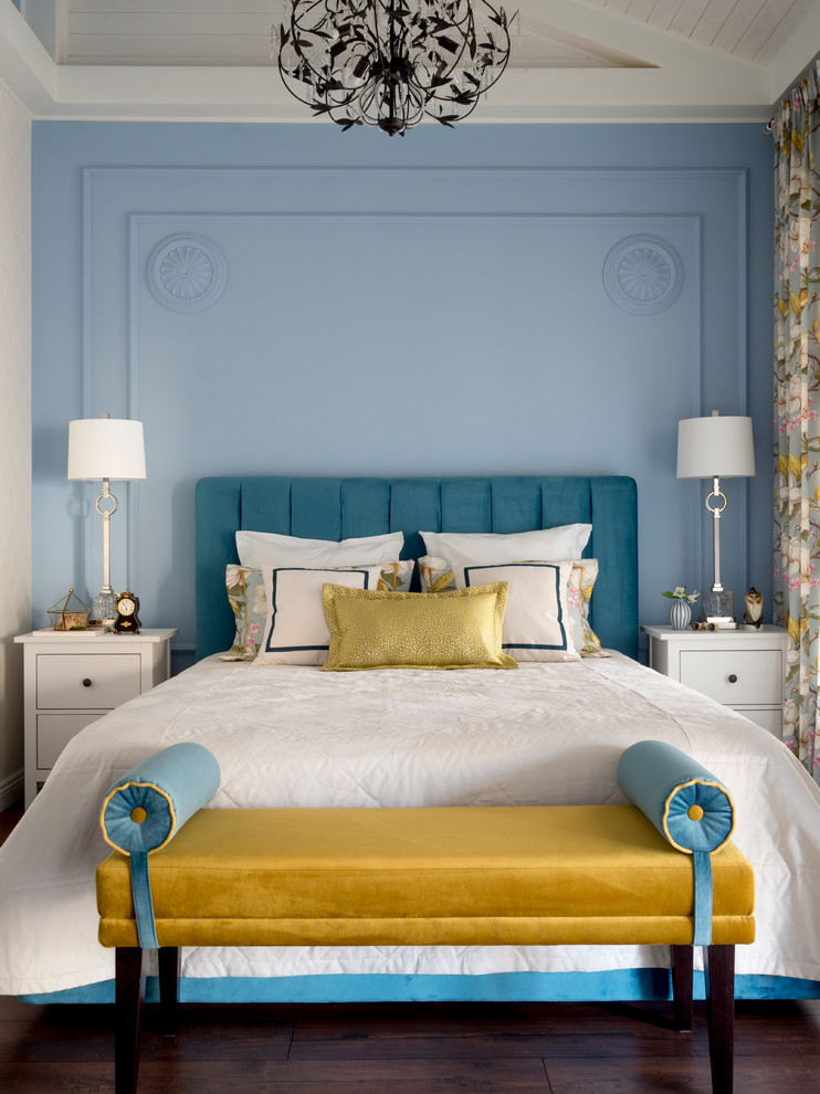Bild på ett vintage sovrum, med blå väggar, mörkt trägolv och brunt golv
