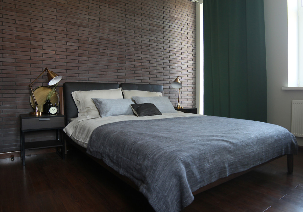 Ejemplo de dormitorio principal contemporáneo pequeño con paredes marrones y suelo de madera oscura