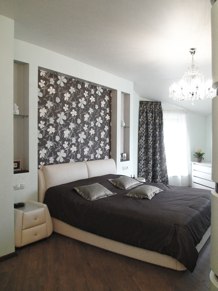 Идея дизайна: хозяйская спальня среднего размера в современном стиле с зелеными стенами, полом из ламината и коричневым полом